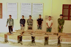 Các đối tượng cùng tang vật bị bắt giữ tại Đồn Biên phòng Bình Nghi. 