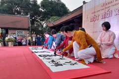 Học chữ, học làm người là Nhân, rèn tập thư pháp là Mỹ.