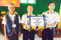 Già làng Tou Prong Dzung (bên trái) trong chuyến thăm vùng biển, đảo thiêng liêng của Tổ quốc năm 2014.