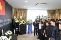 Ban Liên lạc Cộng đồng người Việt Nam tại Singapore thành kính dâng hương kính viếng Tổng Bí thư Nguyễn Phú Trọng. (Ảnh: Lê Dương/TTXVN)