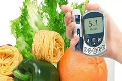 Người bệnh đái tháo đường nên duy trì đo đường huyết thường xuyên dịp Tết Nguyên đán. (Ảnh minh họa)