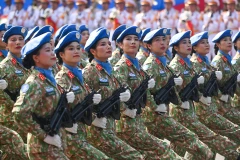 Khối Gìn giữ hòa bình diễu qua Lễ đài. (Ảnh: DUY LINH)