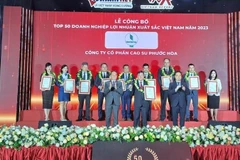 Ông Nguyễn Văn Tược – Bí thư Đảng ủy, Tổng Giám đốc Công ty Cổ phần Cao-su Phước Hòa nhận vinh danh Top 50 Doanh nghiệp Lợi nhuận Xuất sắc Việt Nam.