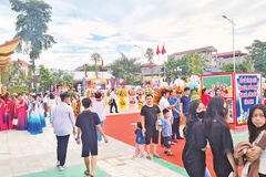 Người dân xã Đồng Ích trong ngày khánh thành làng văn hóa kiểu mẫu Hoàng Chung.