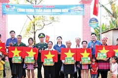 Ban tổ chức trao quà tặng người dân tại bản Đen. (Ảnh Tuấn Hiển)