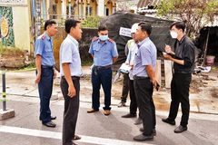 Lực lượng chức năng thuộc Ban An toàn giao thông tỉnh Tiền Giang kiểm tra công trình trên Quốc lộ 1 thuộc địa bàn tỉnh Tiền Giang.