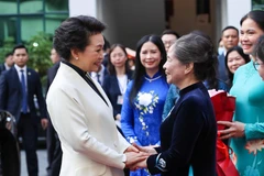 Phu nhân Tổng Bí thư Nguyễn Phú Trọng đón Phu nhân Tổng Bí thư, Chủ tịch Trung Quốc Tập Cận Bình tới thăm Bảo tàng Phụ nữ Việt Nam.
