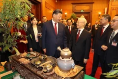 Tổng Bí thư Nguyễn Phú Trọng và Tổng Bí thư, Chủ tịch Trung Quốc Tập Cận Bình nghe giới thiệu về trà. 