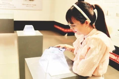 Cán bộ Bảo tàng Đắk Lắk kiểm tra, bảo vệ Bảo vật quốc gia “Sưu tập mũi khoan đá Thác Hai”.