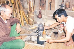 Người Giẻ Triêng cùng nhau thưởng thức món "Chẹ Giâm".