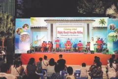 Biểu diễn nghệ thuật đờn ca tài tử - loại hình nghệ thuật đặc trưng đất Tây Đô.