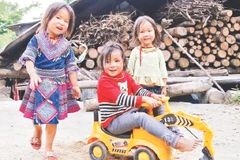 Hồn nhiên trẻ bản.