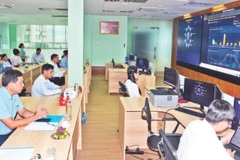 Kiểm tra hoạt động của Trung tâm Giám sát điều hành thông tin tỉnh (IOC). Ảnh: NGUYỄN PHONG