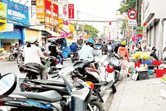Nhiều vỉa hè, lòng, lề đường ở thành phố Thủ Đức vẫn bị lấn chiếm để kinh doanh buôn bán.