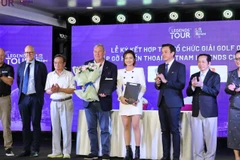 Đại diện Sở Văn hóa, Thể thao Thành phố Hồ Chí Minh tặng hoa các đơn vị tổ chức. (Ảnh: Ban tổ chức)