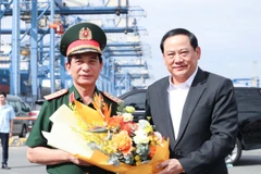 Đại tướng Phan Văn Giang đón và tặng hoa Thủ tướng Sonexay Siphandone tại Cảng Tân cảng-Cát Lái.