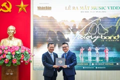 Đồng chí Lê Quốc Minh (bên phải ảnh) trao tặng MV Victory-Bond in Vietnam đến đồng chí Cao Tường Huy, Phó Chủ tịch Uỷ ban nhân dân tỉnh Quảng Ninh. Ảnh: Thành Đạt