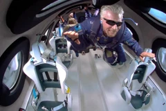 Richard Branson trong một lần trải nghiệm môi trường không trọng lực. 