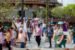 Du khách tham quan Đại Nội Huế - thành phố Huế.