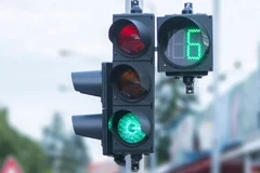 Việc thí điểm bỏ đồng hồ giao thông đếm ngược tại một số nơi ở Thành phố Hồ Chí Minh tạo ra những ý kiến khác nhau.