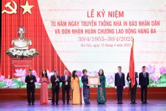 Thừa ủy quyền của Chủ tịch nước, Phó Chủ tịch nước Võ Thị Ánh Xuân đã trao Huân chương Lao động hạng ba (lần thứ 2) tặng Công ty TNHH MTV In Báo Nhân Dân Hà Nội. Ảnh: QUANG PHONG