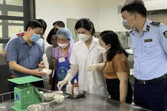 Cơ quan chức năng kiểm tra an toàn thực phẩm. Ảnh: Cổng Thông tin Bộ Y tế 