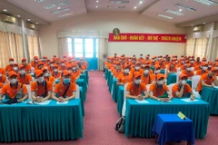 Một buổi tư vấn, giới thiệu việc làm cho lao động hồi hương ở Hà Nội. Ảnh: ANH ĐỨC 