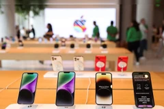 Hành trình đưa những chiếc iPhone sản xuất ở Ấn Độ ngược trở về thị trường Mỹ để né thuế là một biểu hiện bất ổn xã hội.