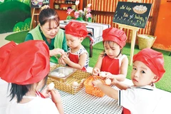 Học sinh Trường mầm non Ngọc Lan trong giờ học trải nghiệm.