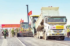 Những mét khối bê-tông nhựa nóng đầu tiên được thảm trên tuyến đường cao tốc Cần Thơ-Cà Mau.