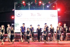 Hai thế hệ cùng biểu diễn cồng chiêng, xoang.