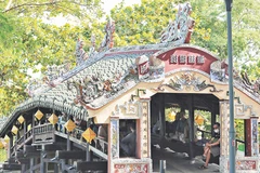 Cầu ngói Thanh Toàn nhuộm màu thời gian.