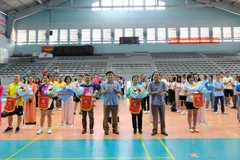 Trao cờ lưu niệm cho hội nhà báo các tỉnh.
