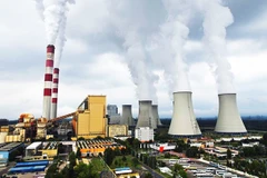 Khí CO2 từ các nhà máy khiến biến đổi khí hậu thêm nghiêm trọng. Ảnh: BLOOMBERG