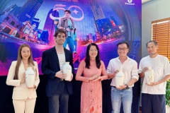 Ê-kíp sản xuất cùng các đại biểu trong lễ ra mắt bộ phim quảng bá du lịch.