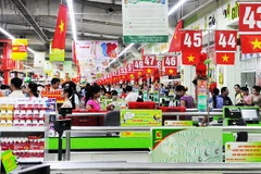 Sử dụng kênh bán hàng online, offline đang trở thành chiến lược của nhiều nhà bán lẻ. Ảnh: NAM ANH