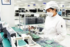 Sản xuất linh kiện điện tử của Công ty TNHH Bumjin Electronics Vina. Ảnh: HẢI TRẦN