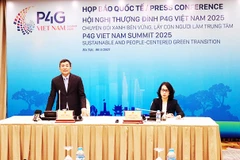 Thứ trưởng Ngoại giao Nguyễn Minh Vũ (trái) phát biểu tại họp báo.