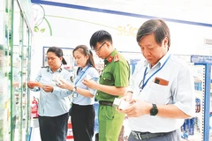 Phối hợp liên ngành kiểm tra thực phẩm chức năng, thực phẩm dinh dưỡng y học. Ảnh: Cục QLTT tỉnh Tây Ninh