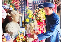 Dâng hương bên trong nhà thờ Đặng Huy Trứ ở Hương Trà, TP Huế.