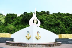 Đài tưởng niệm tàu không số Vũng Rô tại Khu Di tích lịch sử Vũng Rô. Ảnh: BÁO TIỀN PHONG