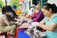 Cơ sở sản xuất chả cá của bà Hưng (ngoài cùng, bên phải) tạo ra công ăn việc làm cho nhiều chị em phụ nữ trong thôn.