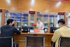 Người dân làm thủ tục hành chính tại một cửa liên thông. Ảnh: HẢI NAM