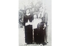 Anh hùng LLVTND Hồ Truyền chụp ảnh cùng ba người con là Anh hùng LLVTND Hồ Thị Kim Thanh và Hồ Thị Thanh Lâm, Hồ Tấn Sơn năm 1963, trước khi Lâm và Sơn ra bắc. Ảnh gia đình cung cấp.