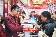 Giao dịch mua bán vàng tại Bảo Tín Minh Châu. Ảnh: BẢO CHÂU