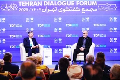Tổng thống Iran Masoud Pezeshkian (phải) tại Diễn đàn Đối thoại Tehran. Ảnh: REUTERS