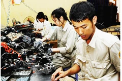 Người lao động đều mong muốn điều chỉnh lương tối thiểu trong năm 2025. Ảnh: NAM ANH