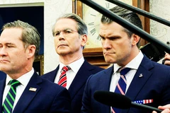 Cố vấn An ninh quốc gia Mỹ Mike Waltz (bìa trái), Bộ trưởng Quốc phòng Pete Hegseth (bìa phải) hứng chịu chỉ trích vì vụ việc. Ảnh: REUTERS