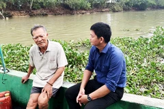 Tác giả Trương Chí Hùng (bên phải) trò chuyện với nhân vật trong một chuyến đi thực tế.