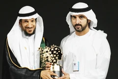 Ông al-Mansour (trái) nhận giải thưởng từ Thái tử UAE bin Mohammed. Ảnh: AP